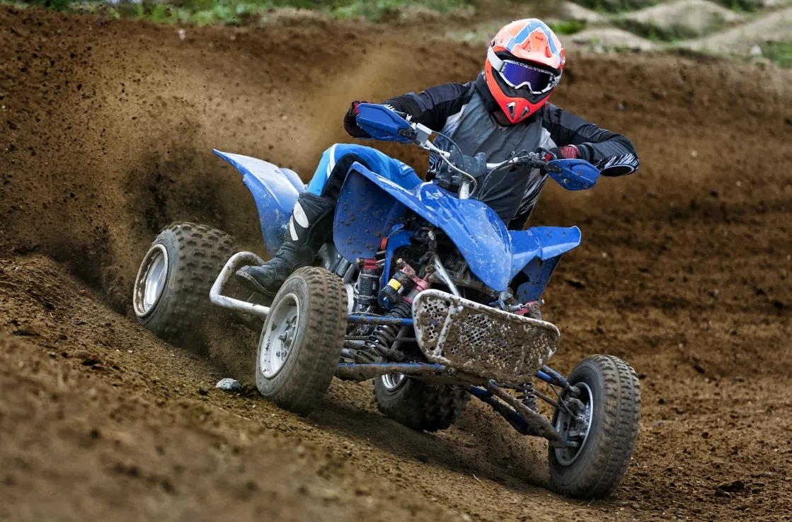 Mann auf einem Quad Bike im Wüstensand